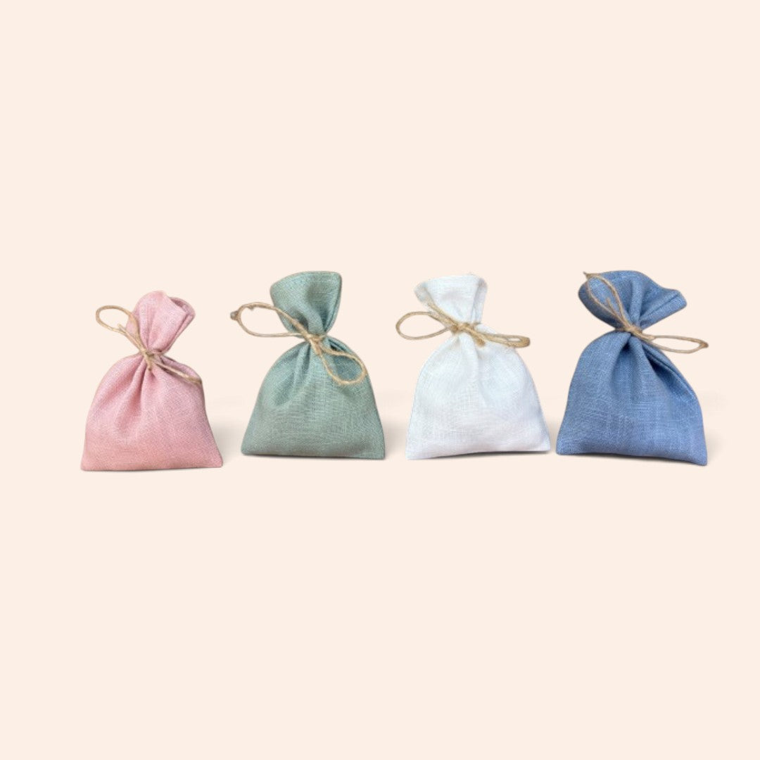 Ballotins de dragées Maison Fruidoraix en sachets de lin colorés avec lien en ficelle pour cadeaux d'invités