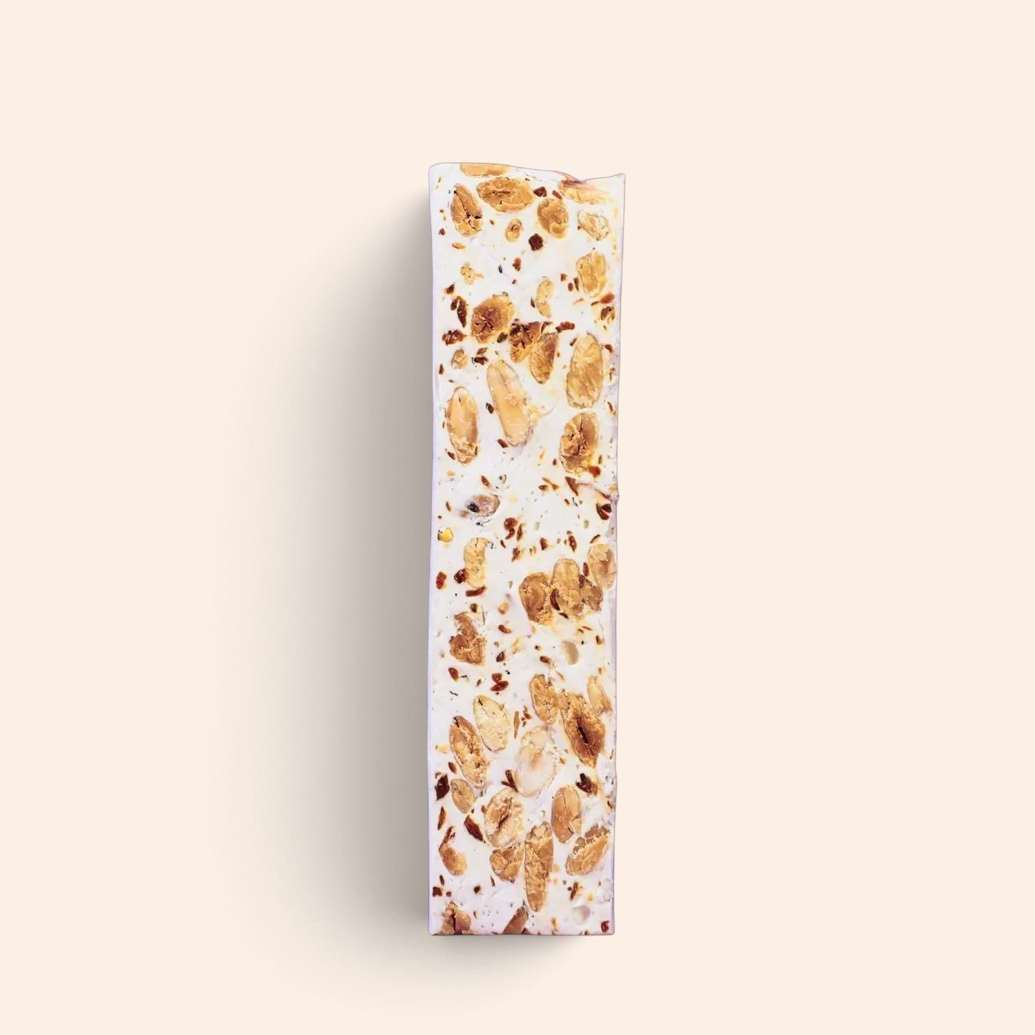 Barre de nougat au caramel Maison Fruidoraix, confiserie tendre aux éclats de fruits secs sur fond clair