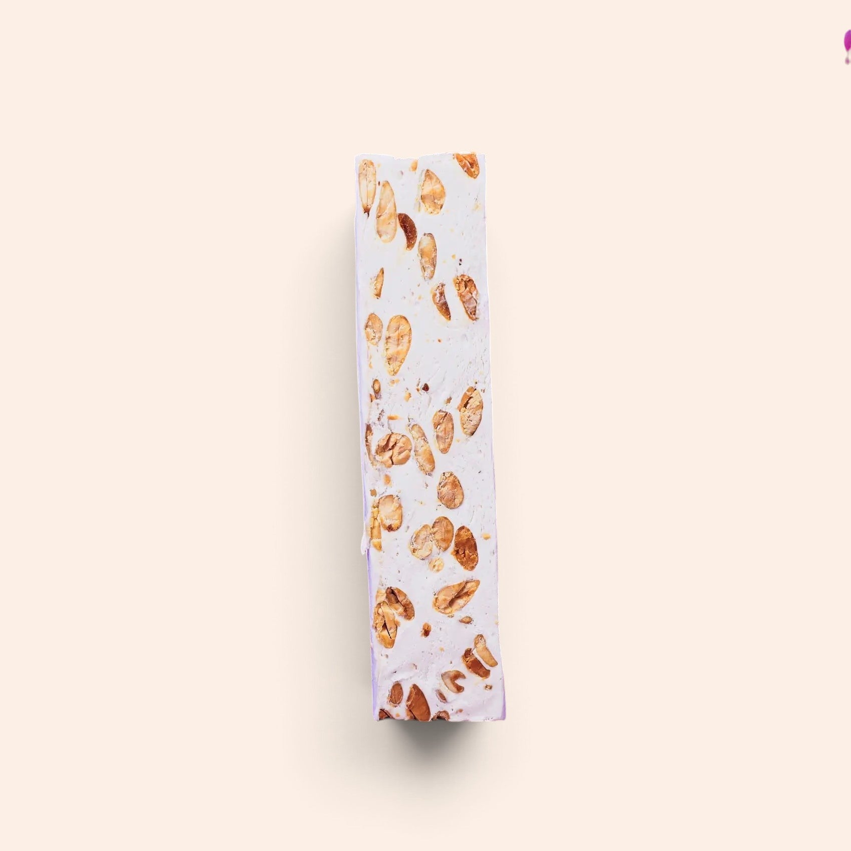 Barre de nougat framboise Maison Fruidoraix aux amandes entières, confiserie artisanale à la texture fondante