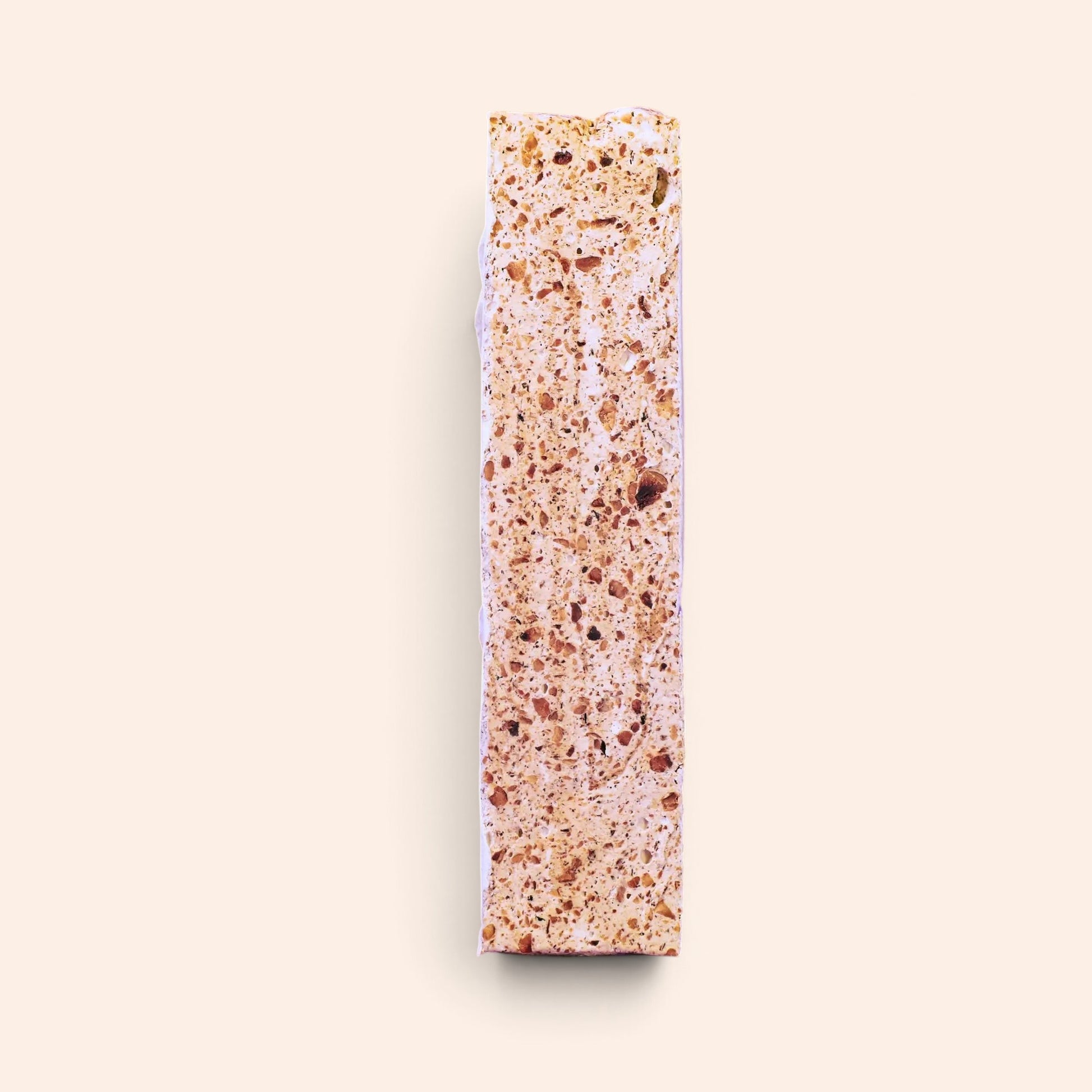 Barre de nougat tendre Victorine Maison Fruidoraix aux noisettes torréfiées sur fond beige