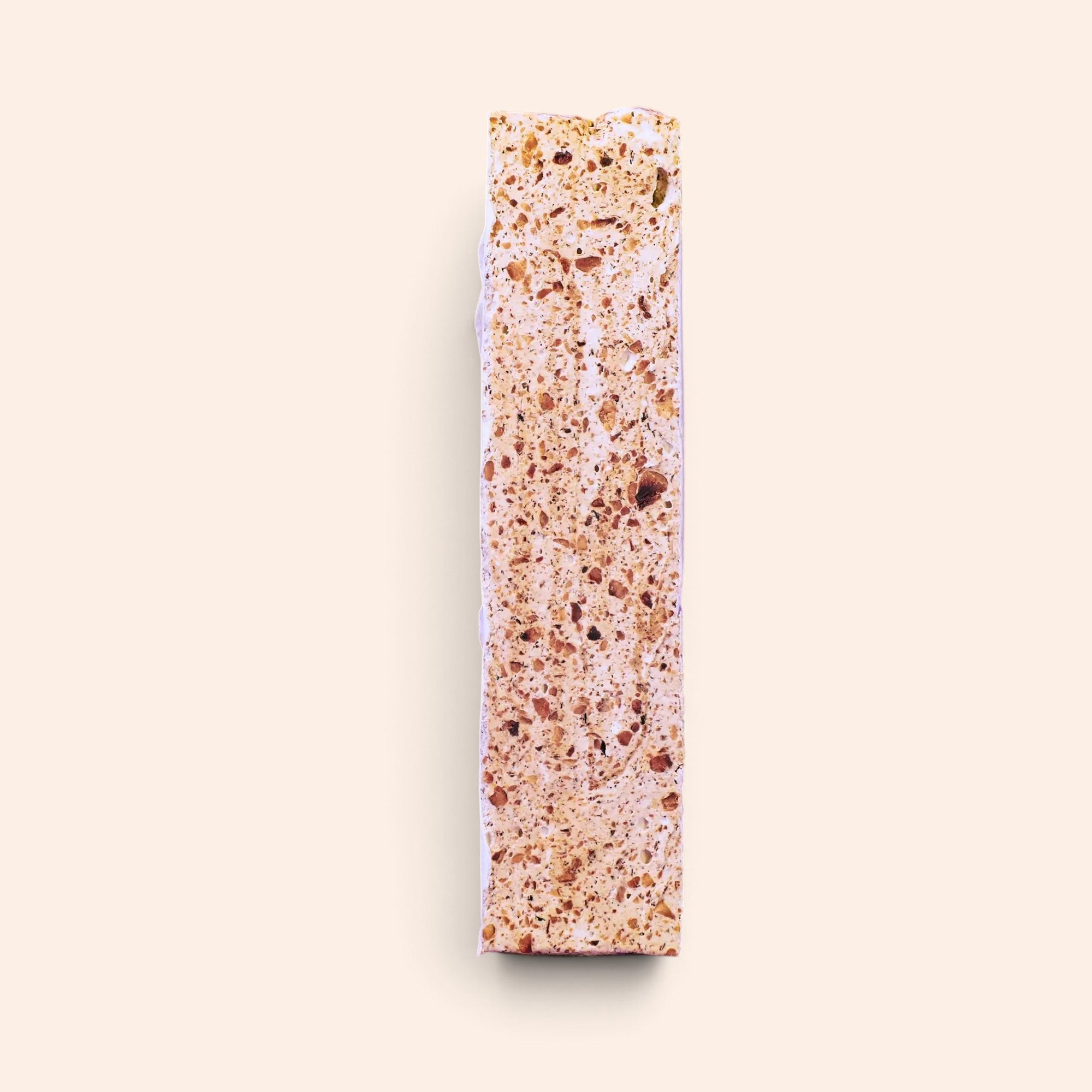 Barre de nougat tendre Victorine Maison Fruidoraix aux noisettes torréfiées sur fond beige