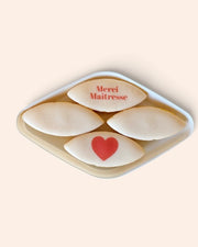 Coffret Maison Fruidoraix avec 4 calissons d'Aix artisanaux, décorés d'un cœur rouge et du texte Merci Maîtresse.