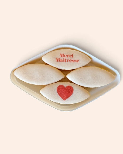 Coffret Maison Fruidoraix avec 4 calissons d'Aix artisanaux, décorés d'un cœur rouge et du texte Merci Maîtresse.