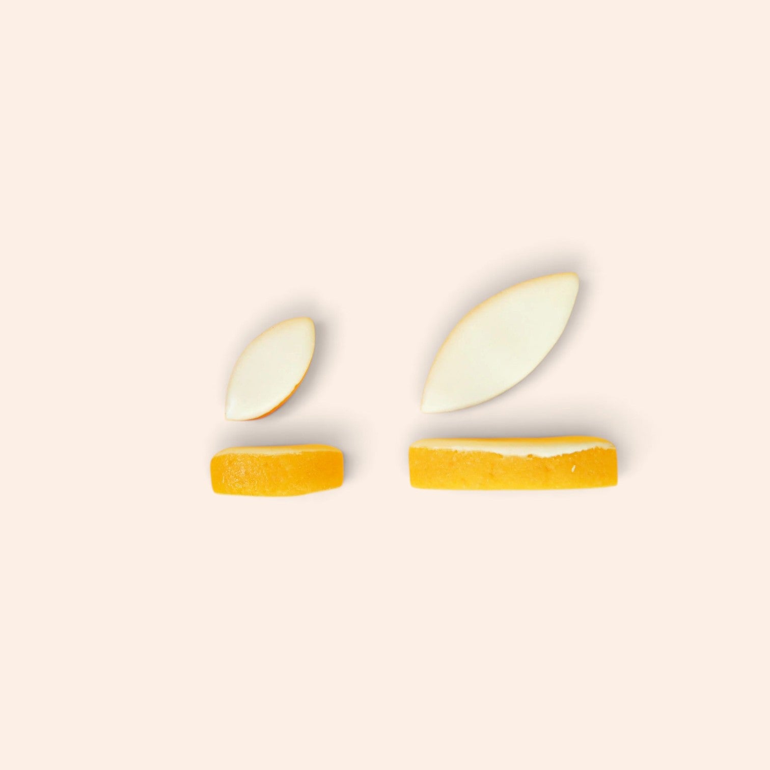 Mini calissons Maison Fruidoraix aux amandes et melon confit avec glaçage royal sur fond beige