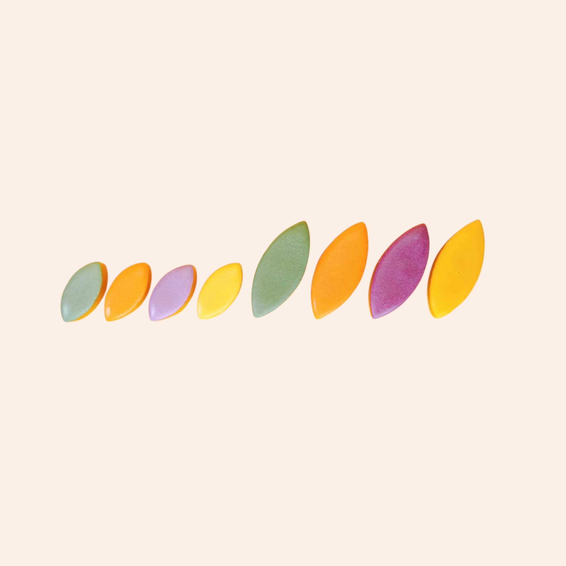 Assortiment de mini calissons fruités Maison Fruidoraix aux couleurs vives sur fond crème