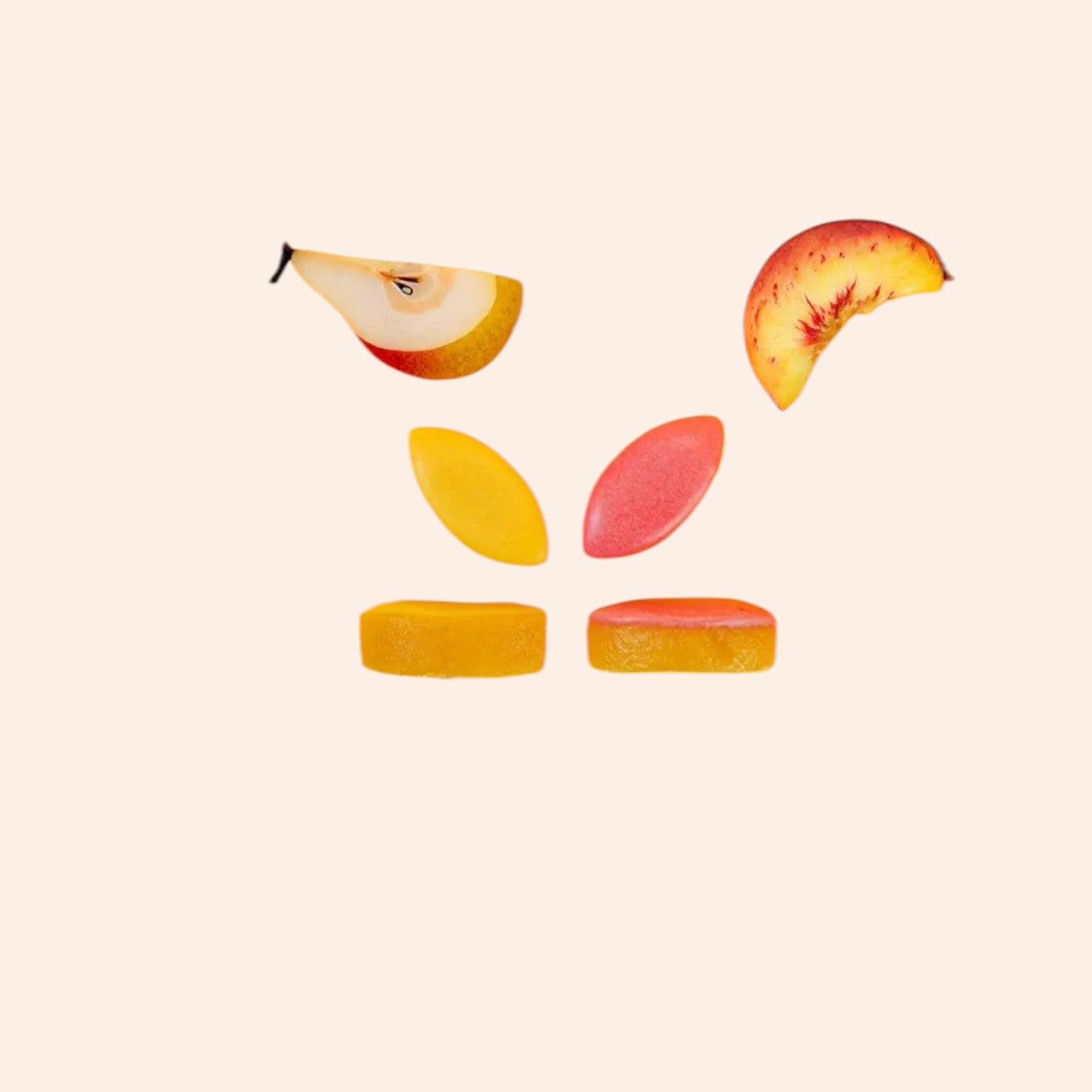 Mini calissons Maison Fruidoraix pêche et poire avec des tranches de fruits frais sur fond beige