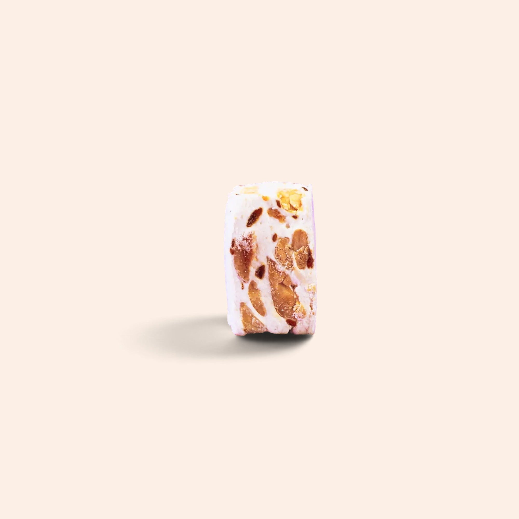 Nougat au caramel Maison Fruidoraix tendre et gourmand avec éclats de fruits secs sur fond clair