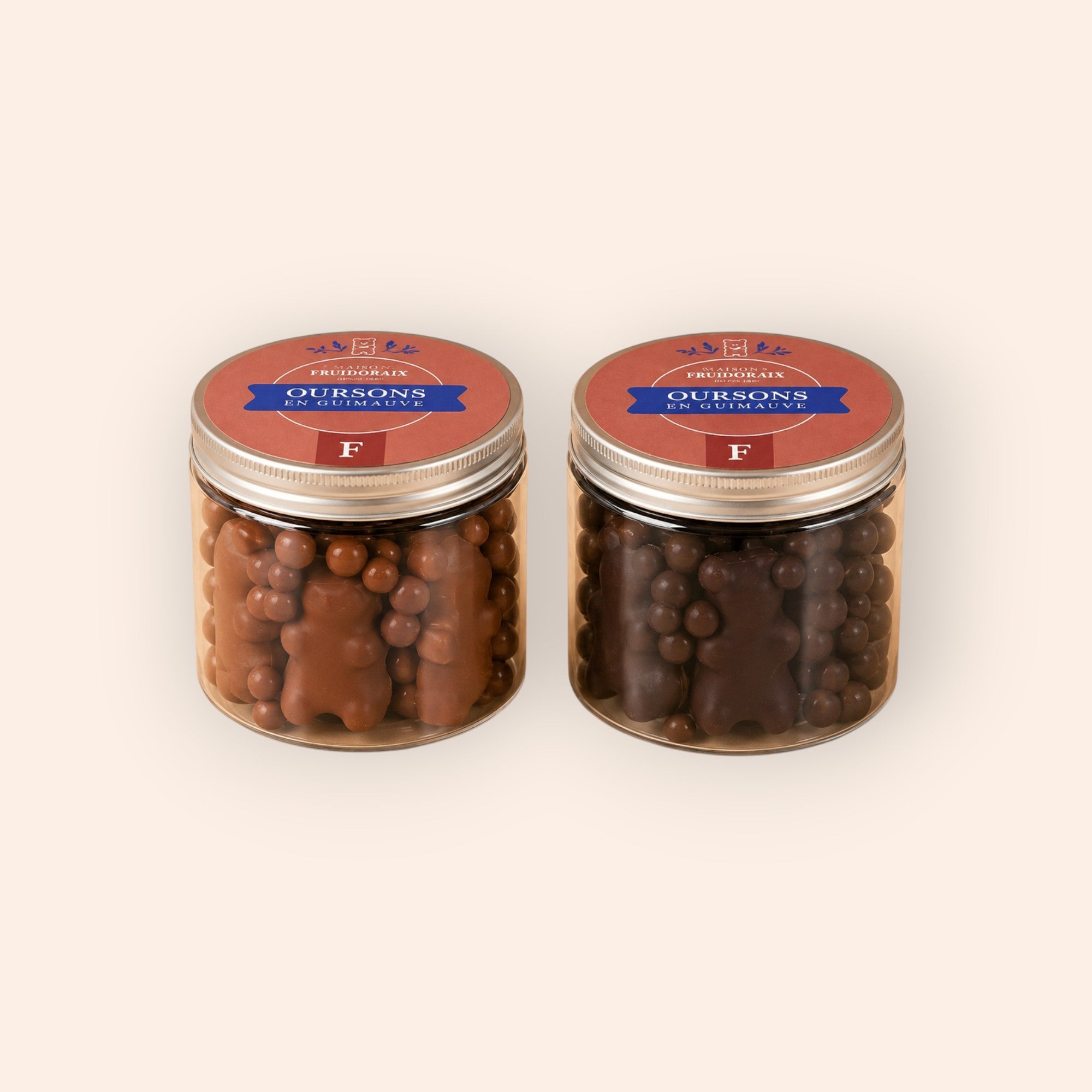 Deux pots Maison Fruidoraix contenant des oursons en guimauve enrobés de chocolat au lait et de chocolat noir