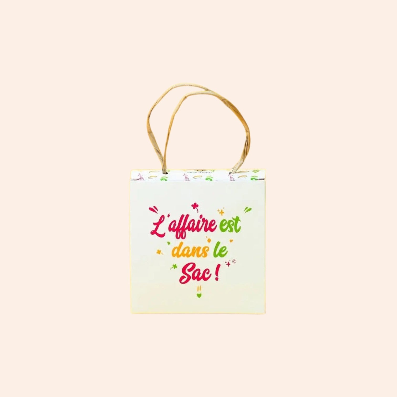 Sac cadeau Maison Fruidoraix contenant des mini calissons à la framboise et à la pistache, design festif et coloré