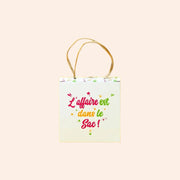 Sac cadeau Maison Fruidoraix contenant des mini calissons à la framboise et à la pistache, design festif et coloré