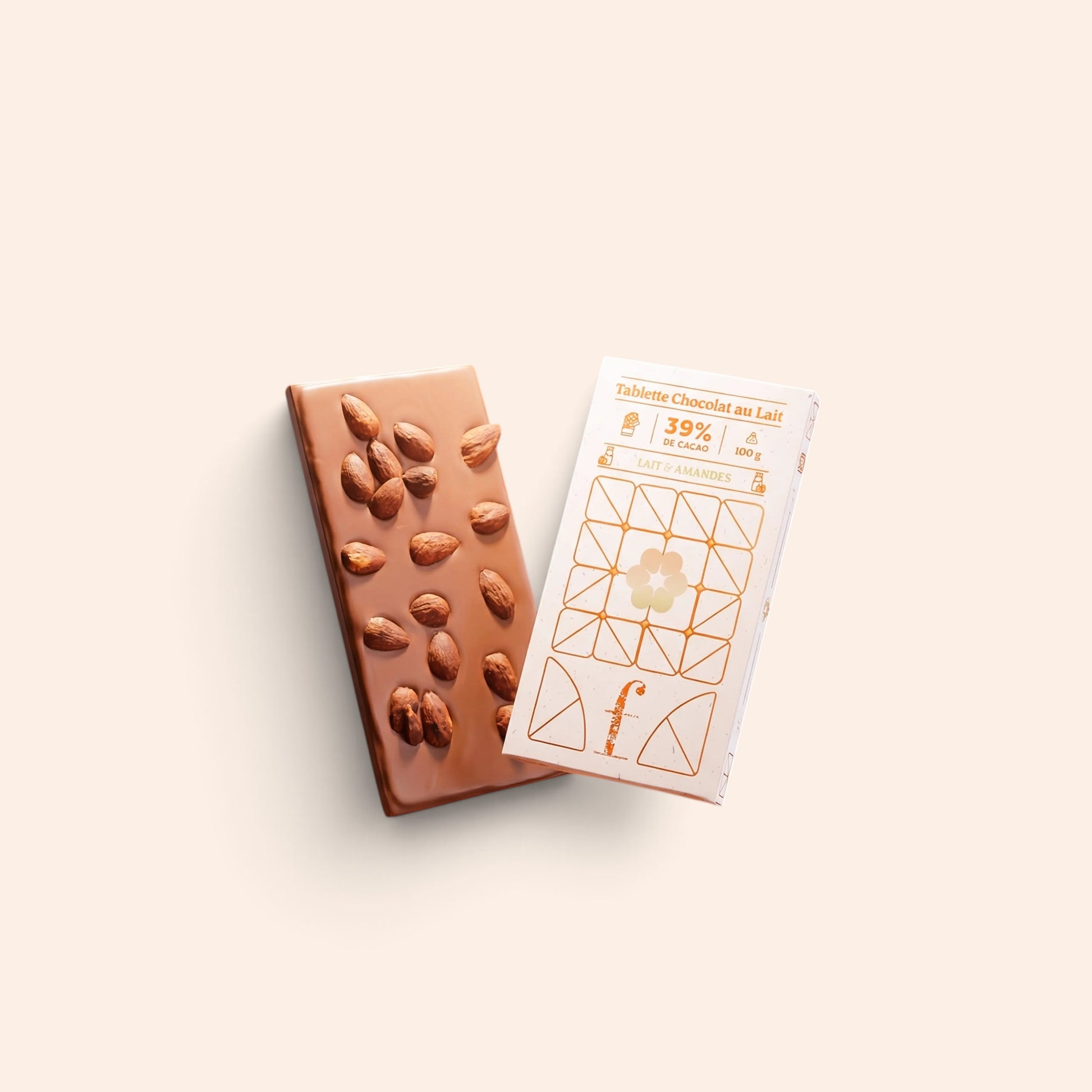 Tablette de chocolat au lait 39% aux amandes Maison Fruidoraix avec son emballage élégant et ses amandes entières.