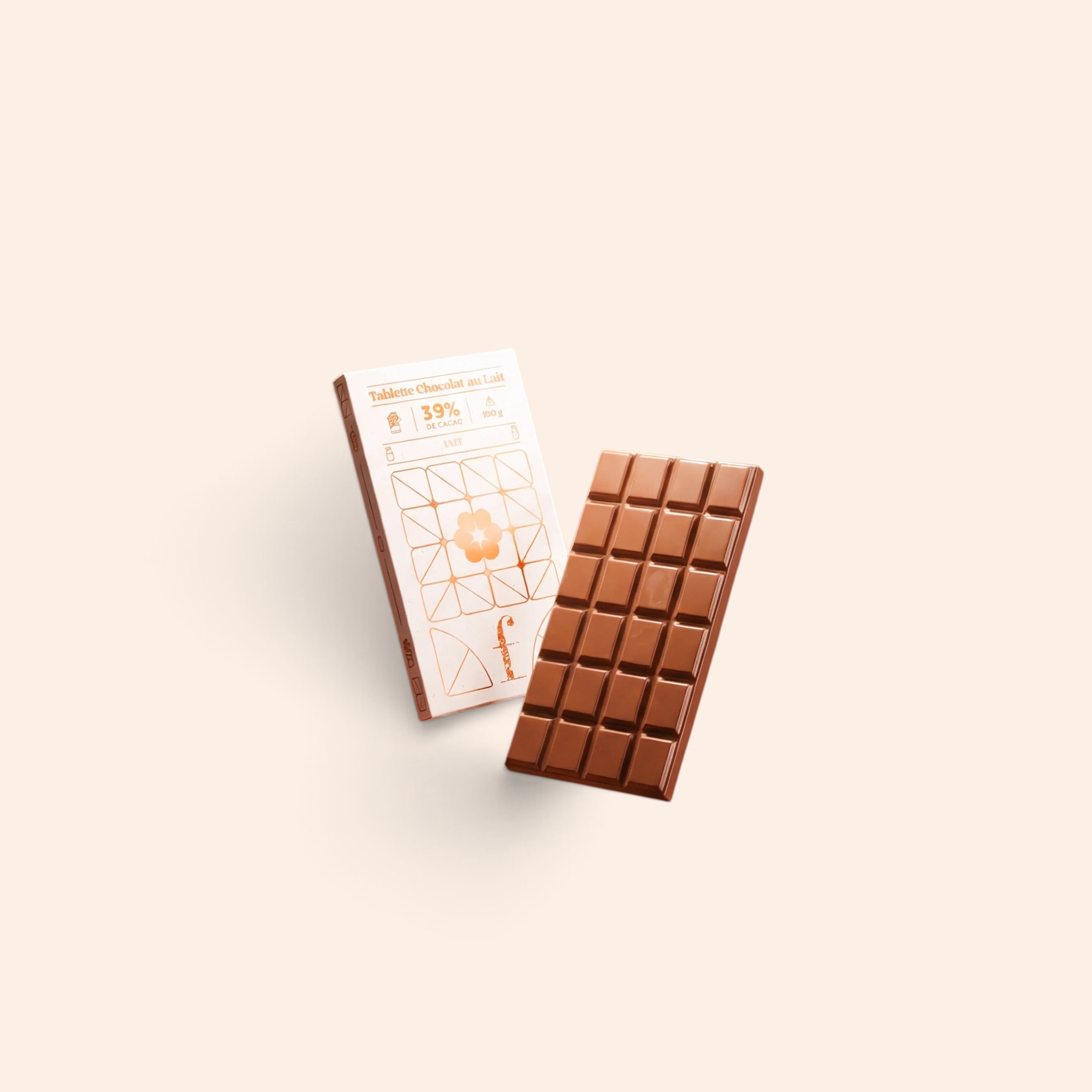 Tablette de chocolat au lait 39% Maison Fruidoraix avec son emballage élégant et minimaliste sur fond crème.