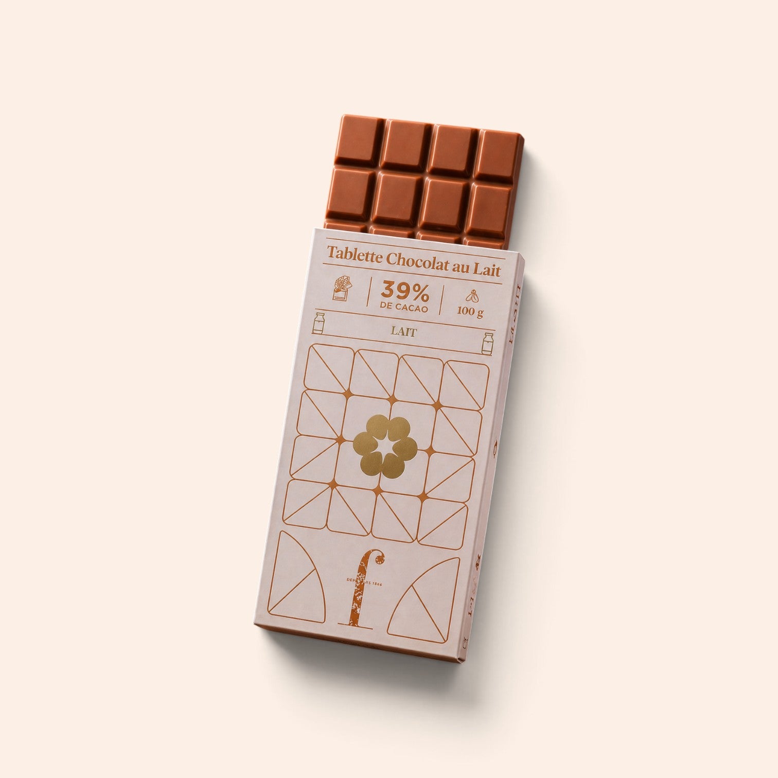 Tablette de chocolat au lait Maison Fruidoraix 39% cacao dans son emballage élégant aux motifs géométriques dorés