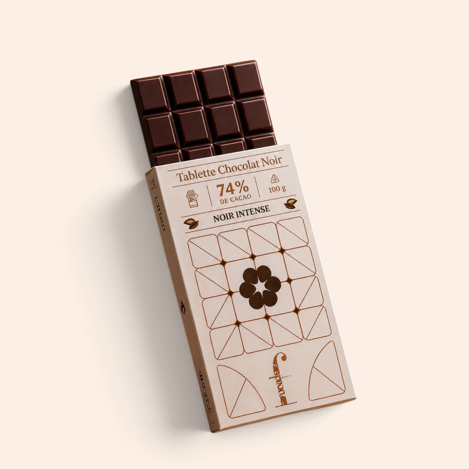 Tablette de chocolat noir 74% Maison Fruidoraix, 100g, emballage élégant avec motif géométrique et carrés de chocolat
