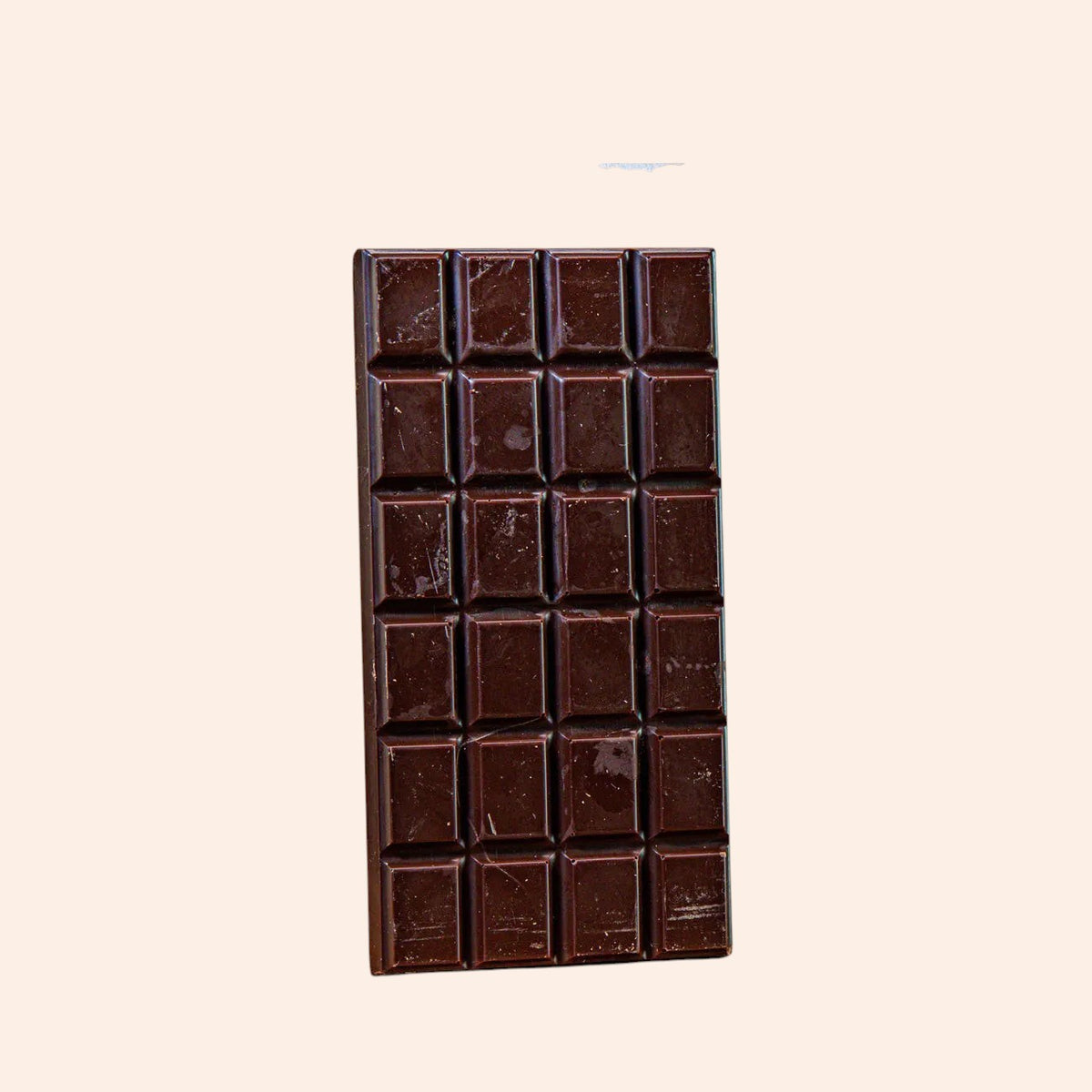 Tablette de chocolat noir Maison Fruidoraix aux morceaux de cranberries séchées, vue de dessus sur fond clair