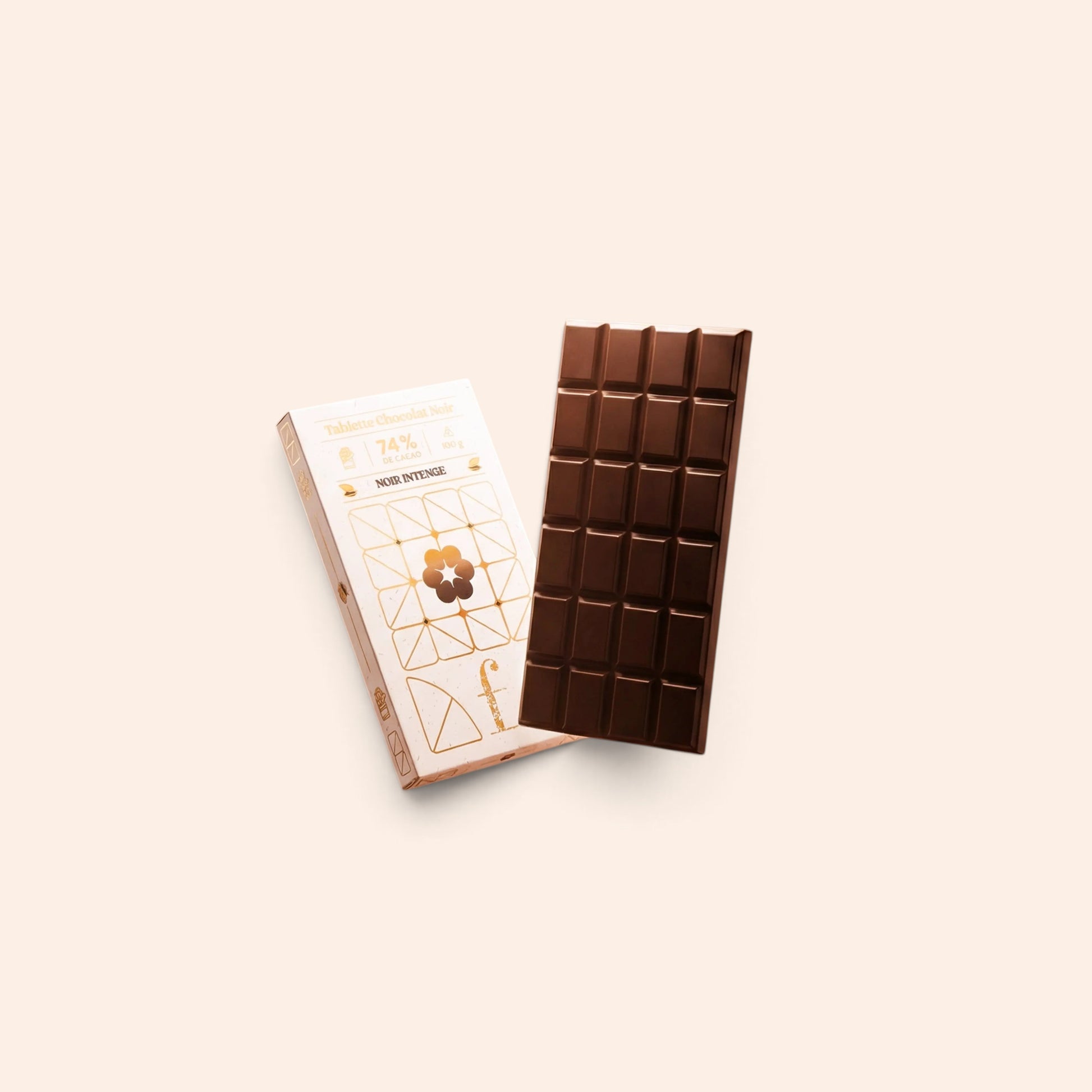 Tablette de chocolat noir intense Maison Fruidoraix avec son emballage élégant aux motifs géométriques dorés