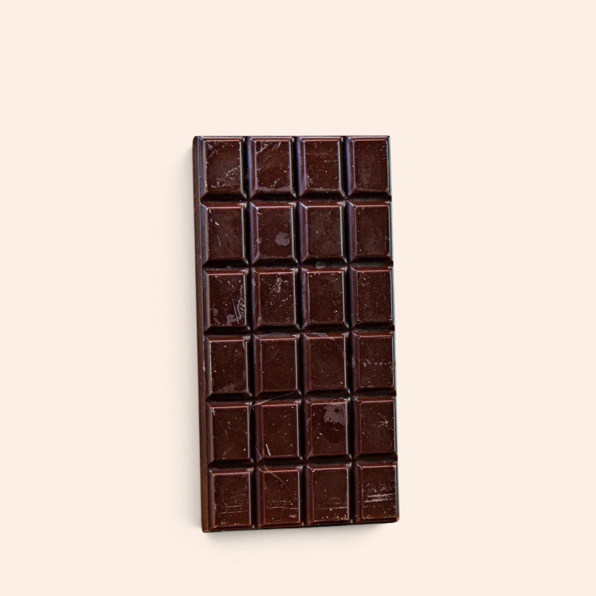 Tablette de chocolat noir Maison Fruidoraix aux écorces d'orange, format 100g, carrés de chocolat intense et fruité.