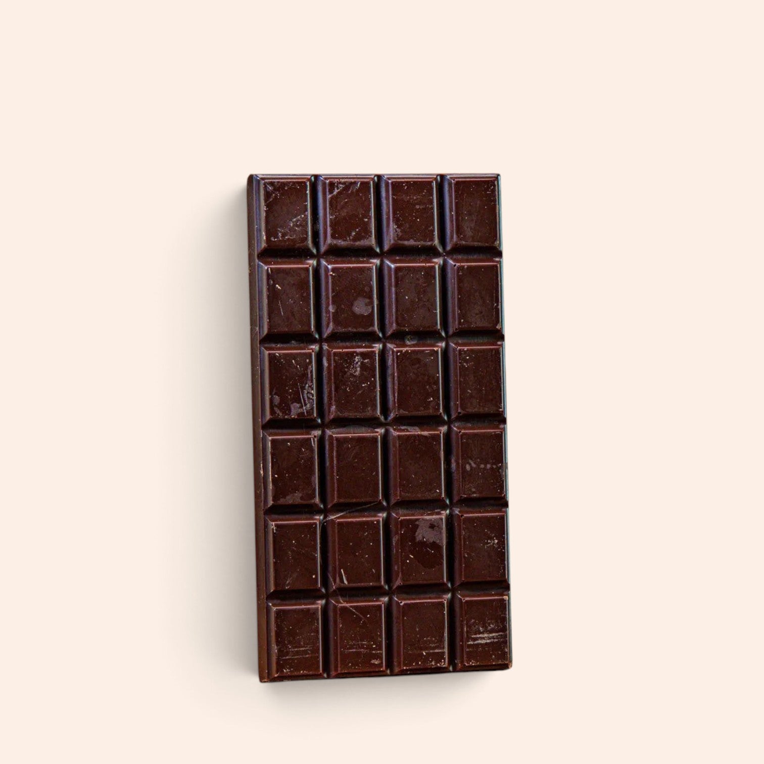 Tablette de chocolat noir 74% Maison Fruidoraix, intense et artisanale, présentée sur un fond clair.