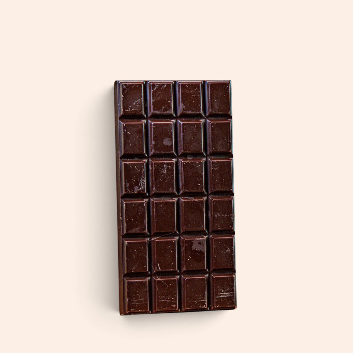 Tablette de chocolat noir 74% Maison Fruidoraix, intense et artisanale, présentée sur un fond clair.